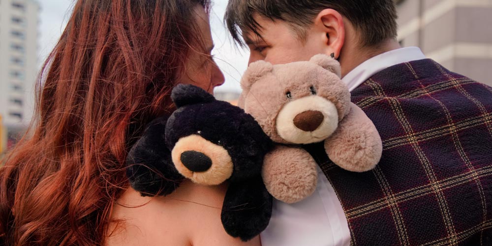 romantic couple kidding babyted teddy bears